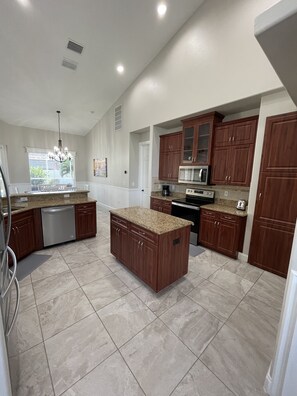 ميكروويف، محمصة خبز، خلاط، مستلزمات طهي/أطباق/أوعية