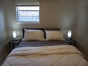 3 bedrooms, iron/ironing board, free WiFi, bed sheets - 5-QBED, 11-Guests, Airport-.MinuteAway, Pet-Welcome, Futon-1, Sofa Bed-1, 2-FBA! (Oklahoma City)