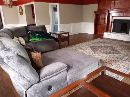 5-QBED, 11-Guests, Airport-.MinuteAway, Pet-Welcome, Futon-1, Sofa Bed-1, 2-FBA!