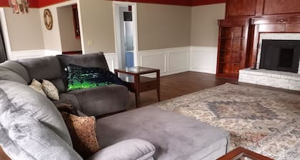 5-QBED, 11-Guests, Airport-.MinuteAway, Pet-Welcome, Futon-1, Sofa Bed-1, 2-FBA!