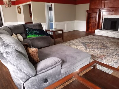 5-QBED, 11-Guests, Airport-.MinuteAway, Pet-Welcome, Futon-1, Sofa Bed-1, 2-FBA!