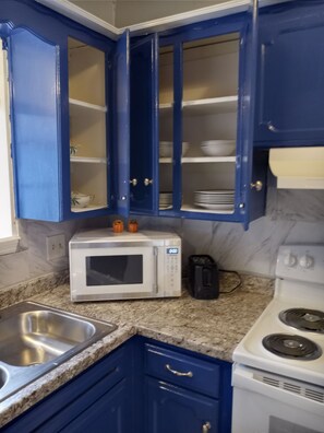 Refrigerador, microondas, lavavajillas y cafetera y tetera 