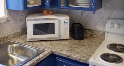 5-QBED, 11-Guests, Airport-.MinuteAway, Pet-Welcome, Futon-1, Sofa Bed-1, 2-FBA!