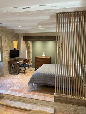 1 habitación, escritorio, tabla de planchar con plancha y cuna de viaje