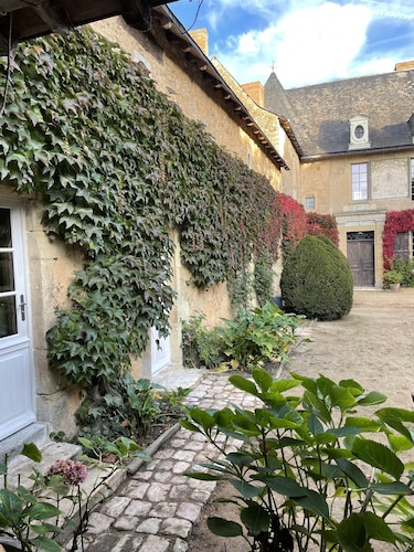 Quiet, comfortable studio 35M2 facing manicured garden 15km from La Fleche zoo
