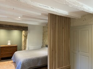 1 chambre, bureau, fer et planche à repasser, lit parapluie