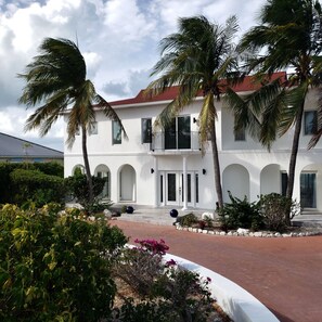 Exterior - Stunning 4 bedroom Villa on Chalk Sound! (Chalk Sound)