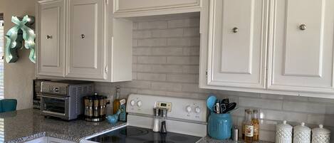 Microondas, lavavajillas, cafetera y tetera y utensilios de cocina