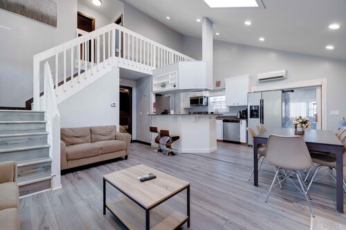 Luxury Mountain Home 5BD/3BA, AC, 3 Min to Pool, Near Major Pocono Attractions.