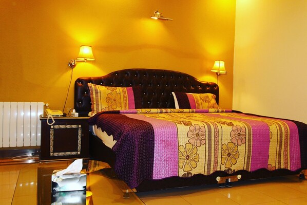 Deluxe-Doppel- oder -Zweibettzimmer | Schreibtisch, Bügeleisen/Bügelbrett, kostenloses WLAN, Bettwäsche