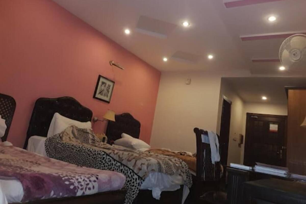 Deluxe-Dreibettzimmer | Schreibtisch, Bügeleisen/Bügelbrett, kostenloses WLAN, Bettwäsche