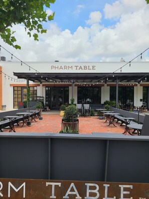 تناول الطعام بالخارج