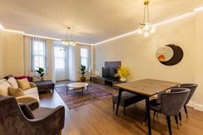 Een smart-tv en boeken