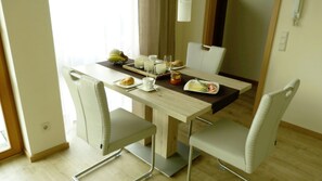 Dining - 4 star FEWO on the ground floor, parking lot and wallbox, sep. Entrance, terrace, beach chair (Boppard)