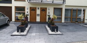 Exterior detail - 4 star FEWO on the ground floor, parking lot and wallbox, sep. Entrance, terrace, beach chair (Boppard)