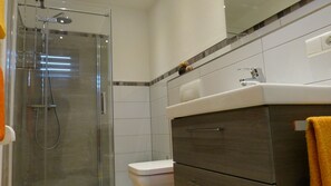 Shower, hair dryer, bathrobes, towels - 4 star FEWO on the ground floor, parking lot and wallbox, sep. Entrance, terrace, beach chair (Boppard)