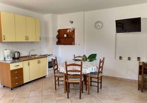 Fridge, oven, stovetop, coffee/tea maker - Holiday apartment in the quiet side of the village (Baška)