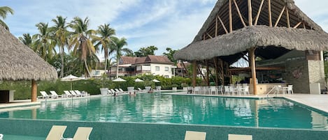 Una piscina al aire libre