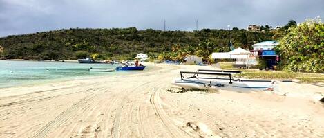 Chaises longues, serviettes de plage