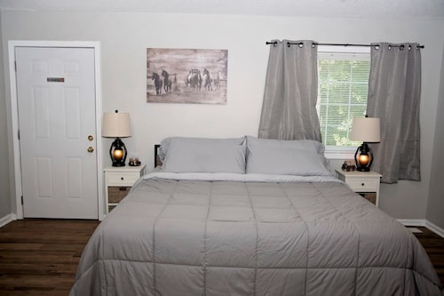 Western Themed 1 bedroom, great location.