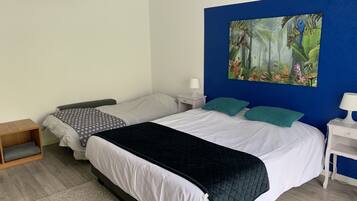 1 slaapkamer, een strijkplank/strijkijzer, beddengoed