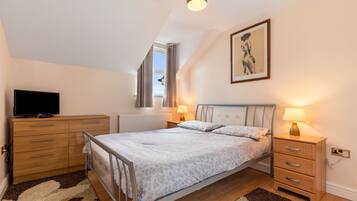 3 bedrooms, iron/ironing board, free WiFi, bed sheets