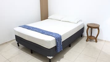 3 slaapkamers, een strijkplank/strijkijzer, gratis wifi, beddengoed