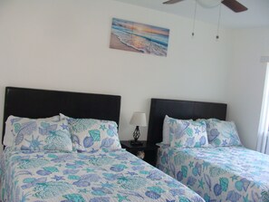 1 chambre, coffre-fort, bureau, fer et planche à repasser