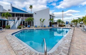 Piscine couverte, piscine extérieure