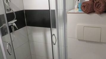 Dusche, Haartrockner, HandtĂŒcher, Toilettenpapier