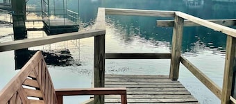 Riverfront House near Cow Shoals - King bed & WiFi