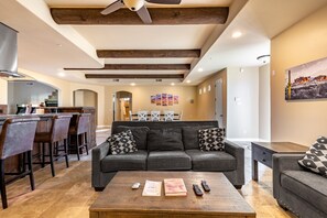 Smart TV, lareira, videogames, livros