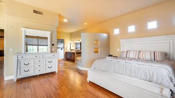 5 bedrooms, desk, iron/ironing board, travel crib