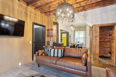 Historic farmhouse in the heart of downtown White Salmon!