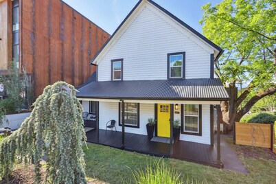 Historic farmhouse in the heart of downtown White Salmon!