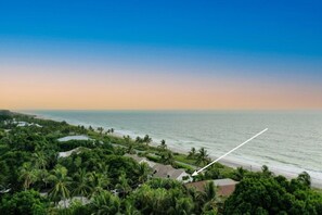En la playa, camastros y toallas de playa 