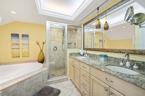 Secadora de cabello, toallas, jabón, papel de baño 