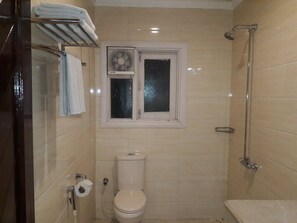 Shower, slippers, towels - Hotel Grand (Peshawar)