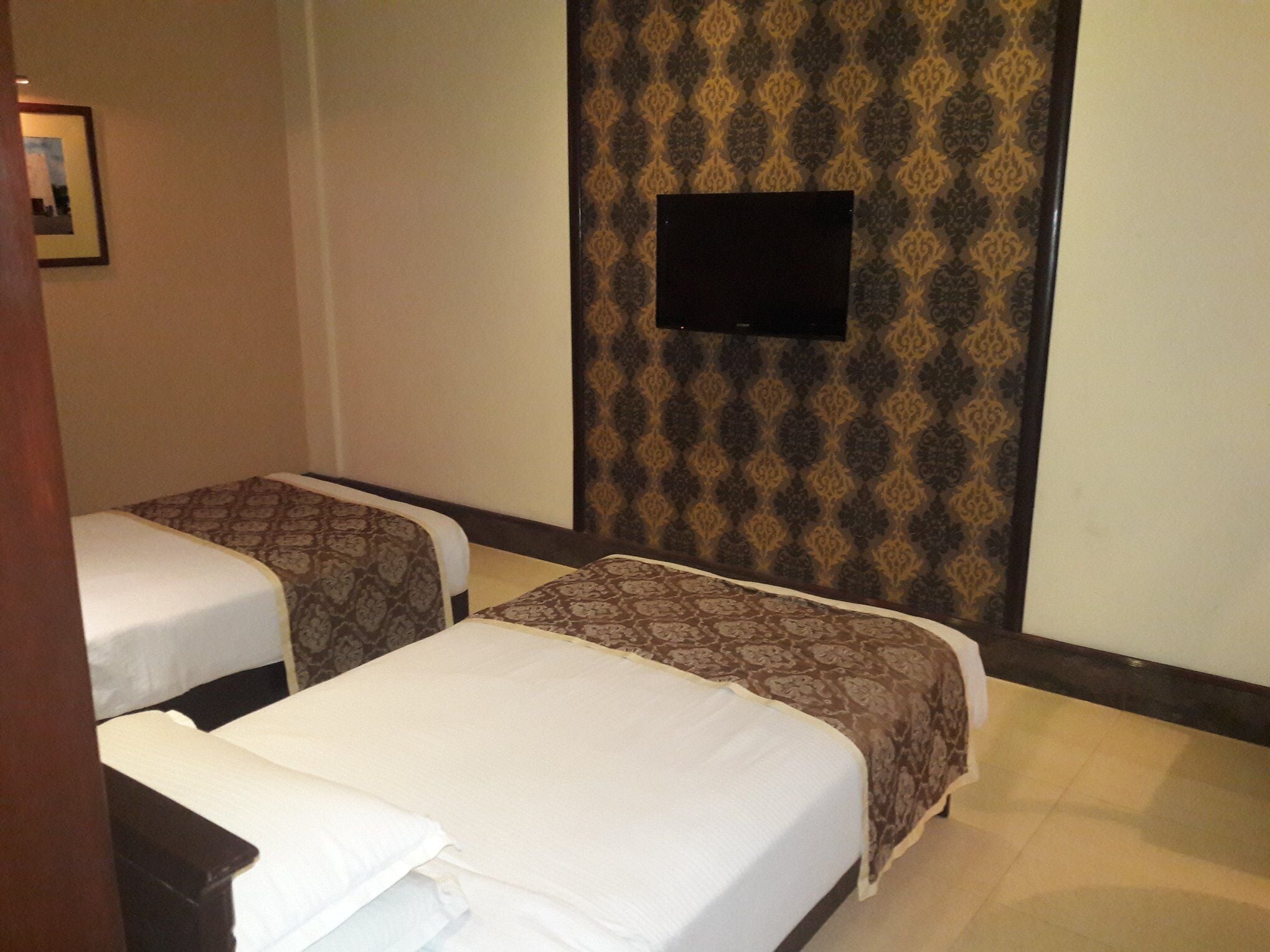 deluxe double or twin room | iron/ironing board, free wifi, bed sheets