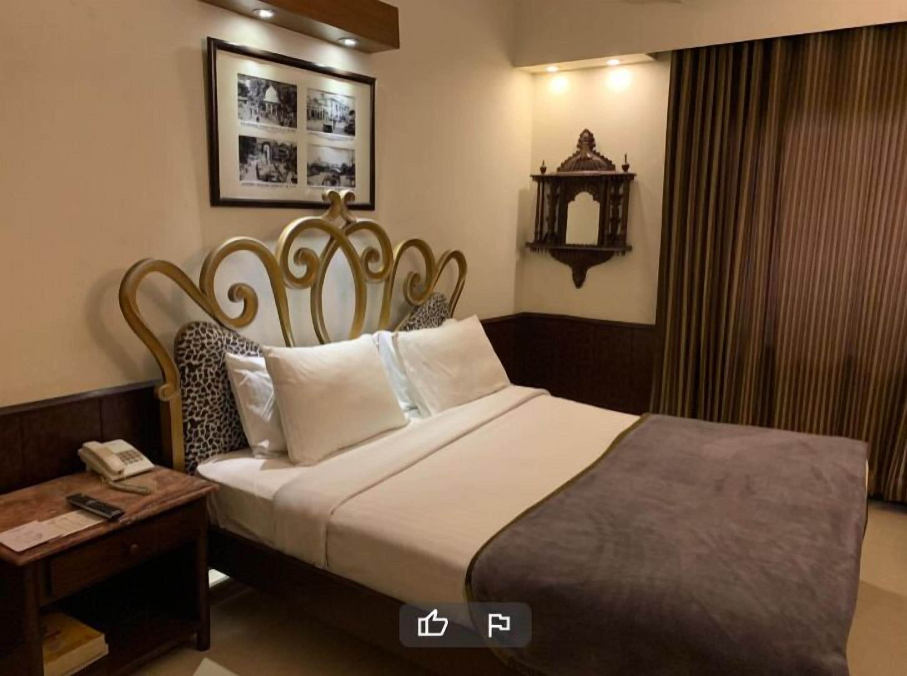 deluxe double or twin room | iron/ironing board, free wifi, bed sheets
