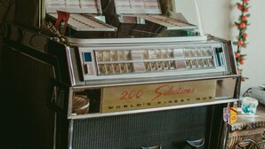 A vintage jukebox with a sign that reads "200 Selections World's Finest Music." - Arkefthos Mountain Hotel (Zagori)
