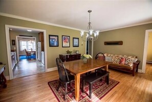 Dining - Keuka East: Spacious & Comfy (Penn Yan)