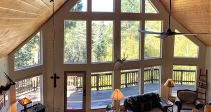 Three-Bedroom House w/ Large Deck & Stunning Mountain Views! Sleep up to 8