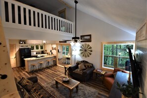 Smart TV, fireplace, DVD player - Black Bear Chalet 2BR plus loft / 2BA  (Helen)