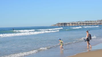 Playa en los alrededores, camastros y toallas de playa