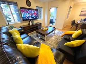 Smart TV - Steps to Beach & Bay, Surfing & Kayaking, Walk to Crystal Pier, Brilliant Sunset (San Diego)