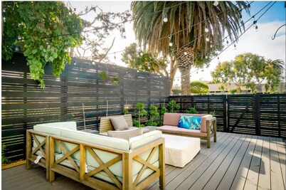 Charming Spanish Bungalow, 2 blocks from the water!