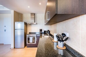 Kjøleskap, ovn, kokeplater og oppvaskmaskin