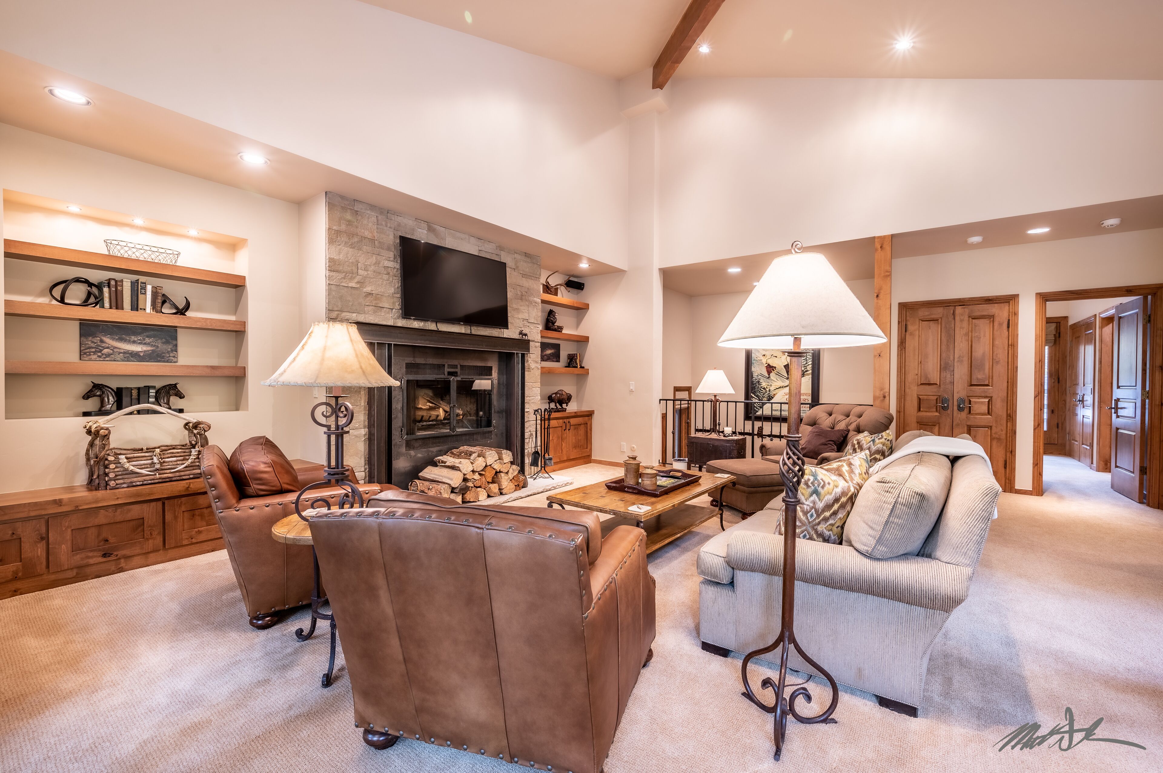 Smart TV, chimenea, libros