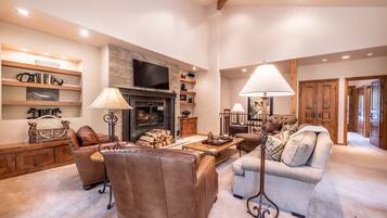 Smart TV, chimenea, libros